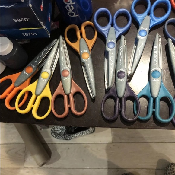 Used 27 Assorted KRAFT EDGERS SCISSORS - Picture 2 of 6